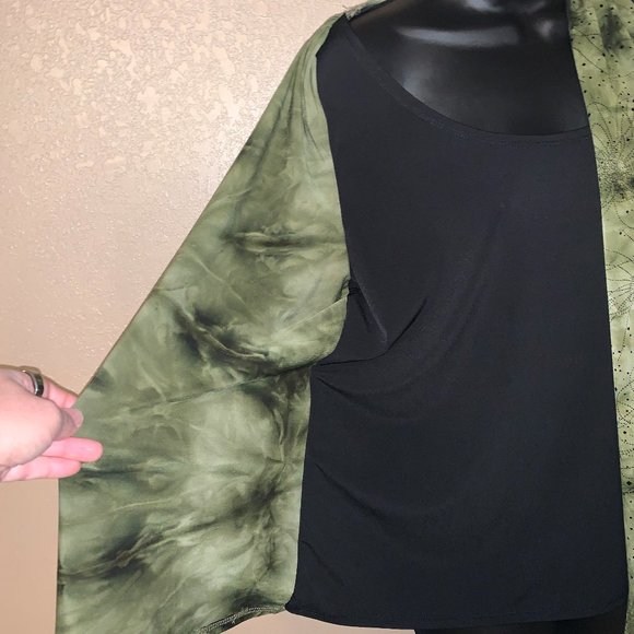 Blouse with 3/4 Ruched Sleeves Green and Black Medium Petite 📢5 for $20 - Picture 5 of 7